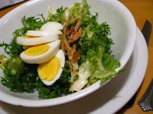 Recept online: Hlávkový salát s vejci: Hlávkový salát s vejci, opečenými kostkami chleba, parmezánem a olivovým olejem