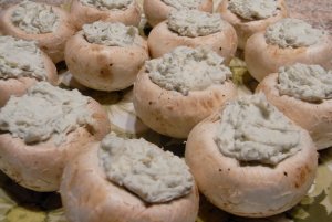 Recept online: Houstičky s houbovou nádivkou: Lehký předkrm v podobě pečiva plněného houbovou směsí