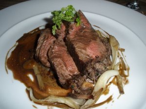 Recept online: Hovězí kýta na červeném víně: Marinovaná hovězí kýta s omáčkou z kořenové zeleniny, koření, smetany a červeného vína