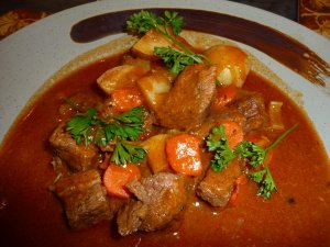 Recept online: Hovězí na víně: Osmažené maso a slanina dušené ve vývaru se zeleninou, ochucené vínem, bylinkmi a rajčatovým protlakem