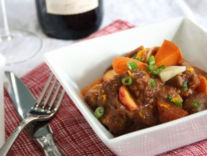 Recept online: Hovězí po francouzsku: Opečené kousky hovězího masa a bůčku vařené se zeleninou, houbami, bylinkami a červeným vínem
