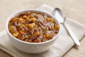 Recept online: Hovězí ragú: Opečené hovězí plátky dušené s rajčaty, atyčoky a hráškem, s pastou harissa, kořením a rajčatovým protlakem