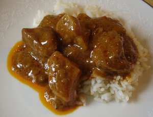Recept online: Indické kuře: Kousky kuřete naložené v pikantní marinádě, grilované a podávané s rýží