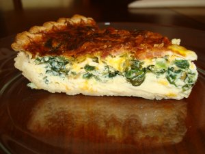 Recept online: Italský masový koláč: Vrstvený masový koláč - hovězí s rajčaty a česnekem, špenát s třemi druhy sýrů, navrch s listovým těstem