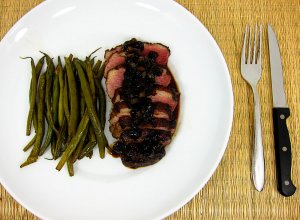 Recept online: Kachní prsa s brusinkami: Osmažená kachní prsíčka v omáčce z brusinek, vývaru a sherry
