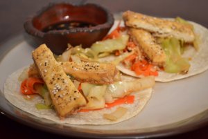 Recept online: Kapusta s uzeným tofu: Kapusta dušená ve vývaru, s kari, sojovou omáčkou a kousky sýra tofu