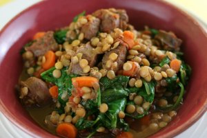 Recept online: Klobása zapečená s čočkou a zeleninou: Opečená klobása s dušenou a zapečenou zeleninou a brambory