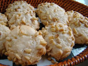 Recept online: Kokosky s mandlemi: Tradiční kokosky, křehké a měkké, zdobené mandlemi