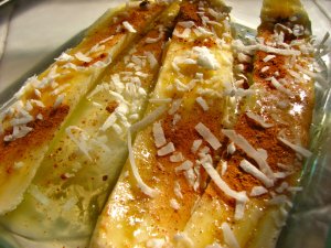 Recept online: Kokosové banány: Podušené banány s mandlovým likérem , kořením a opraženým kokosem