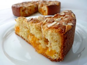 Recept online: Koláč s ananasem: Ananas a meruňky zapečené s lehkým šlehaným těstem