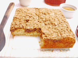 Recept online: Koláč z kukuřičné mouky: Koláč zlaté barvy z lehce slazeného kyprého kukuřičného těsta