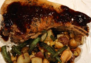 Recept online: Kotletky  na víně se zeleninou: Smažené kotletky v omáčce ze zeleniny , oliv, provensálského koření a bílého vína