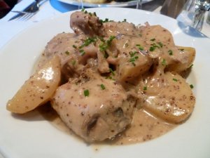 Recept online: Králičí maso na smetaně: Pečený porce králičího masa ve smetanové omáčce