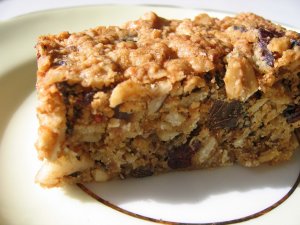 Recept online: Křupavý čokoládový dezert s müsli: Pro slavnostní příležitost: dezert bez pečení s křupavým základem z müsli, s tvarohovým krémem se smetanou,želatinou a čokoládou, ozdobený šlehačkou