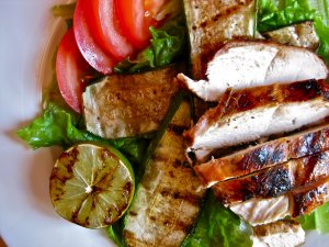 Recept online: Krůtí prsa s citronem a smaženou cuketou: Marinovaná a smažená krůtí prsa podávaná na smažených plátcích cukety
