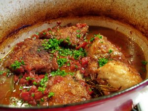 Recept online: Kuřecí eintopf: Kuřecí čtvrtky se slaninou a kořením dušené v troubě ve vývaru z kořenové zeleniny