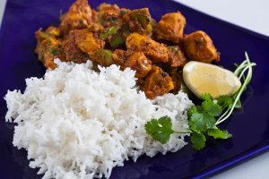 Recept online: Kuřecí kari s kokosovým mlékem: Kuřecí prsíčka na kari  se zázvorem, koriandrem a kokosovým mlékem podávaná s rýží