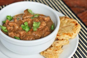 Recept online: Kuřecí kari: Klasický pokrm  indické kuchyně - kuřecí maso v omáčce s kari kořením a  mandlemi