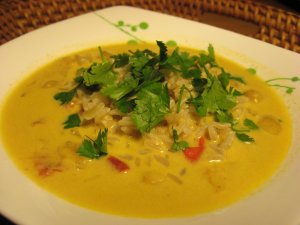Recept online: Kuřecí polévka s cizrnou: Vydatná krémová polévka z vývaru, s cizrnou, kuřecím masem a zeleninou