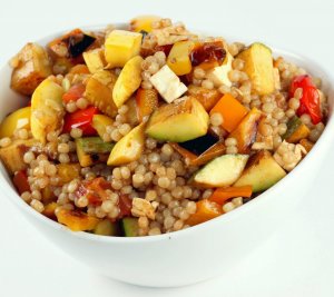 Recept online: Kuskus se zeleninou a krabím masem: Lehké zdravé jídlo - kombinace kuskusu, zeleniny a krabího masa