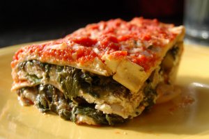 Recept online: Lasagne se špenátem a rukolou: Zapečené lasagne s vrstvami z ochuceného špenátu, rukoly, rajčat a dvou druhů sýrů