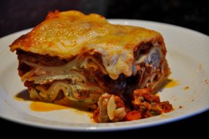 Recept online: Lasagne: Vrstvené těstoviny zapečené s mletým masem, rajčaty, bílou omáčkou a dvěma druhy sýrů