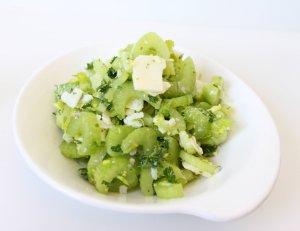 Recept online: Lehký celerový salát: Jemně nakrájený syrový celer s pikantní jogurtovou zálivkou