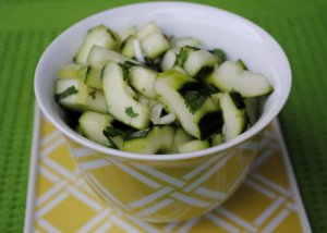 Recept online: Letní okurkový salát s koprem: Osvěžující letní salát: nakrájené okurkové plátky se zálivkou posypané koprem