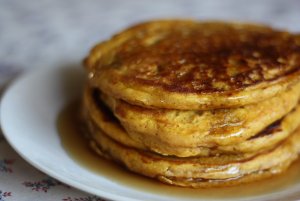 Recept online: Lívance z celozrnné mouky: Lehké lívance z celozrnné mouky se sirupem a džemem