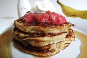 Recept online: Lívanečky: Měkké lehké lívanečky opékané dozlatova podávané s rozšlehaným tvarohem a ovocem