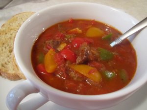 Recept online: Maďarská gulášová polévka: Vydatná polévka charakteristické gulášové chuti, kterou dodává paprika, česnek, cibule a dušené hovězí maso