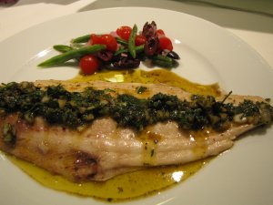 Recept online: Makrela s hořčicí na  víně: Zapečená makrela se zálivkou z bílého vína, smetany a hořčice