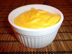 Recept online: Mangový dezert: Lehký ovocný krém - mixované mango se zakysanou smetanou a praženými mandlemi