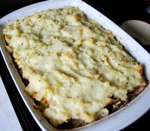 Recept online: Masová směs zapečená v  bramborovém pyré: Mleté hovězí maso se zeleninou a přísadami zapečené s vrstvou bramborového pyré a pikantního sýra