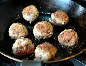 Recept online: Masové karbanátky po řecku: Masové karbanátky s olivami, paprikou a fetou servírované s ochuceným smaženým pórkem