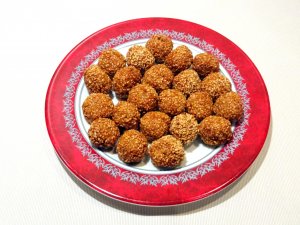 Recept online: Masové kuličky v sezamové omáčce: Smažené kuličky z hovězího mletého masa, bohatě kořeněné, s pikantní omáčkou ze sezamu a scherry