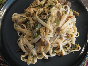 Recept online: Milánské nudle: Tradiční  italský pokrm - těstoviny fettuccine se zeleninou, smetanou a parmezánem