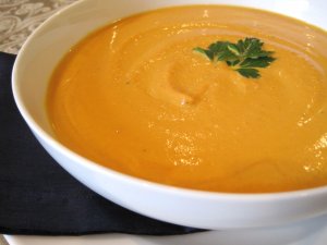 Recept online: Mrkvová polévka na orientální způsob: Mixovaná mrkvová polévka s chilli , pomerančovou šťávou a zázvorovou smetanou