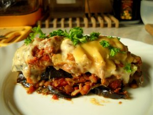 Recept online: Musaka: Tradiční řecký pokrm - zapečené mleté maso s lilkem, červeným vínem, rajčaty, česnekem, zalité sýrovou omáčkou