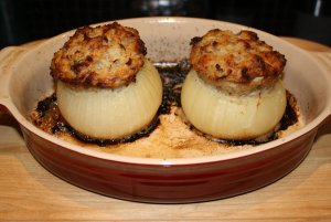 Recept online: Nadívané  cibule: Cibule nadívaná směsí kořeněného mletého masa, šunky,smetany a parmezánu, zapečená dozlatova