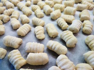Recept online: Noky ve vanilkovém krému: Sněhové nočky s vanilkovým krémem a mandlemi