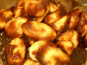 Recept online: Opilé babány: Ovocný dezert - banány  přelité omáčkou z medu, rumu a skořice