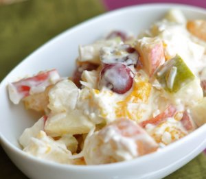 Recept online: Ovocný salát s tvarohem a pistáciemi: Zdravý dezert z podzimního ovoce, ochuceného tvarohu a pistácií