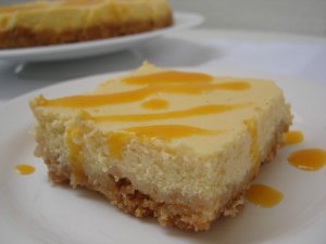 Recept online: Ovocný tvarohový koláč s kokosem: Koláč s kokosovým základem a krémem z tvarohu, želatiny, šlehačky a manga, zdobený kiwi a ananasem