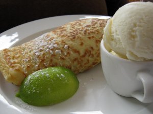 Recept online: Palačinky se zmrzlinou a jablky: Palačinky s plátky jablek, karamelem a vanilkovou zmrzlinou