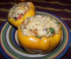 Recept online: Papriky plněné rýží a šunkou: Papriky plněné šunkovou rýží a  mozzarellou  v rajčatové omáčce se smetanou