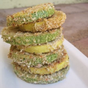 Recept online: Pečená cuketa na jablkách: Pečené plátky cukety a jablek se smetanou, vejci a sýrem