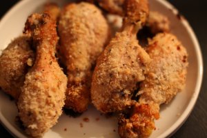 Recept online: Pečená kuřecí stehýnka: Pikantní kuřecí stehýnka pečená s kořeněnou zálivkou a sezamovými semínky