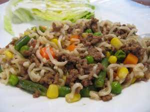 Recept online: Pečená sekaná z mletého masa: Mleté hovězí maso smíchané ze zeleninou pečené s plátky slaniny