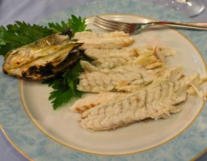 Recept online: Pečená treska se sardelkami : Zapékané porce ryby se sardelkami, rajčaty a dvěma druhy sýrů